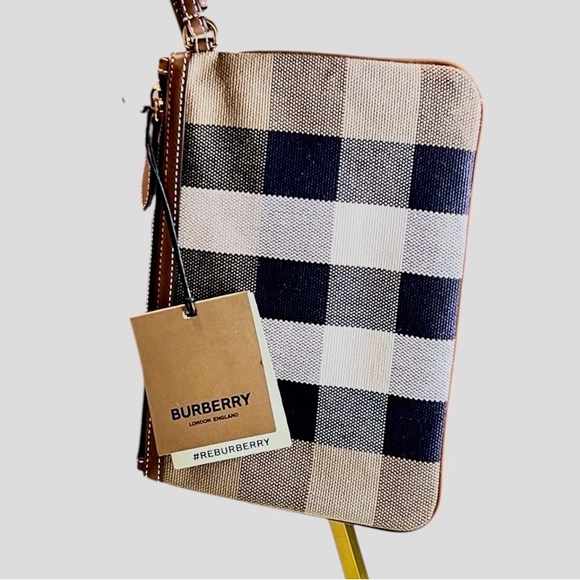 Burberry Peyton Check Canvas & Leather Wristlet- Authentic NWT LG 9.4in x 5.9in - Picture 2 of 6